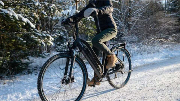 Ein Mann fährt im Winter E-Bike