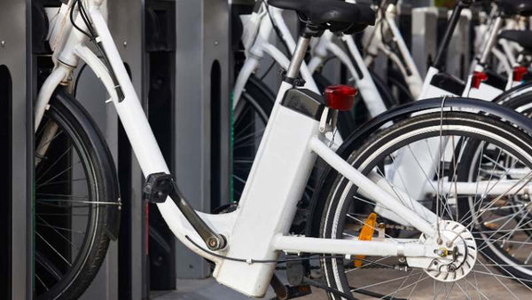 Ein geparktes E-Bike