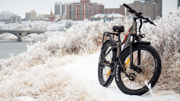 Ein E-Bike bleibt im Schnee stehen