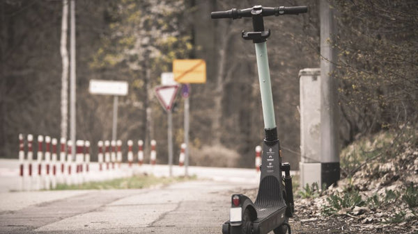 Ein E-Scooter hält am Straßenrand