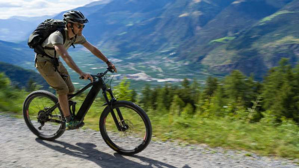 Ein Mann fährt mit einem E-Bike auf dem Berg