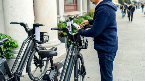 Ein Mann macht mit seinem E-Bike Fehler