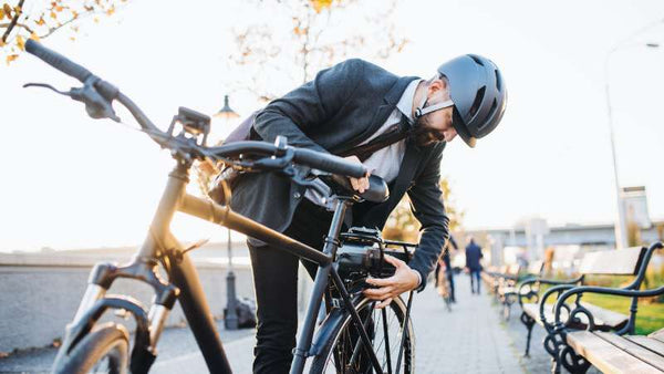 Ein Mann mit E-Bike-Helm startet ein E-Bike