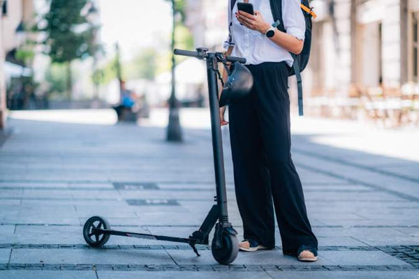 Ein Mann wird E-Scooter fahren