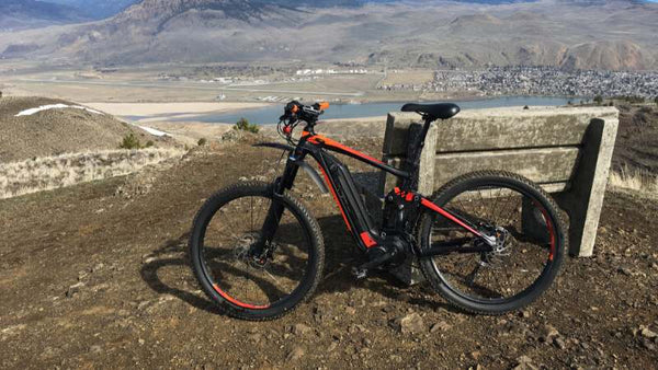 Ein Mount E-Bike hält auf dem Gipfel des Berges