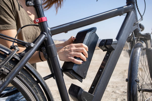 Eine Person installiert gerade einen Fahrradakku