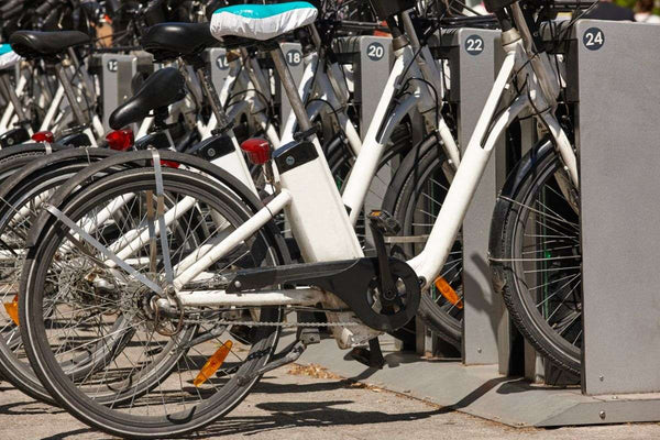 eine Reihe von E-Bikes wird aufgeladen